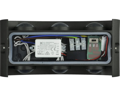 Innenansicht einer Wandleuchte mit LED-Treiber und elektrischen Anschlüssen