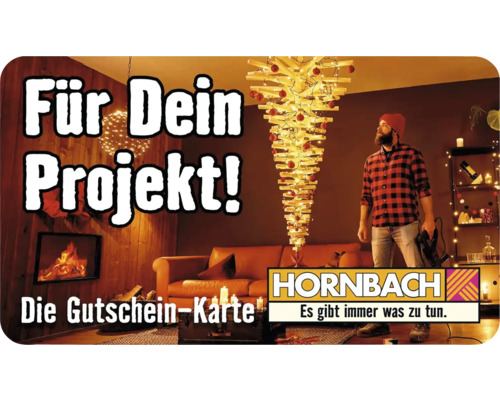 "Wohnzimmer mit Kamin, Sofa, Regal und einem Mann, der einen Werkzeugkoffer hält, neben einem von der Decke hängenden Weihnachtsbaum aus Holz