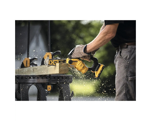 Person sägt Holz mit einer Akku-Kettensäge von Dewalt