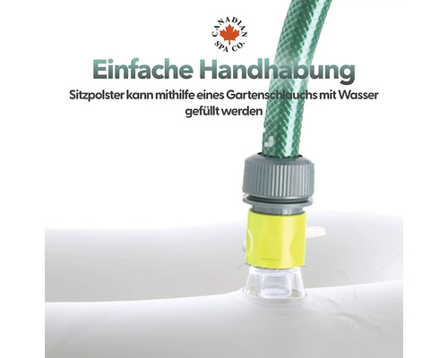 Ein grüner Gartenschlauch ist mit einem Füllventil an einem Sitzkissen verbunden.