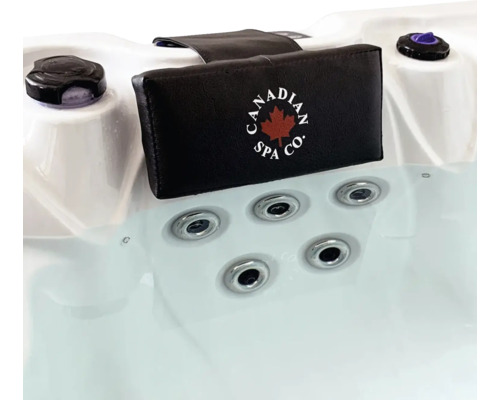Detailansicht eines gefüllten Whirlpools mit Nackenstütze und Wasserdüsen