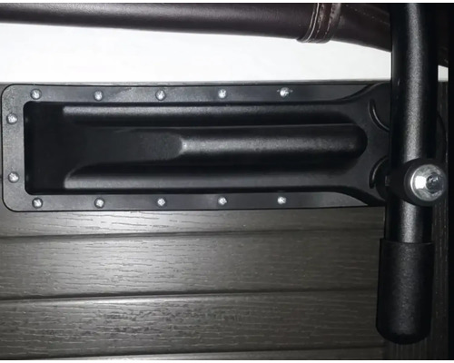 Detailaufnahme einer schwarzen Griffmulde, die an einer Wand montiert ist