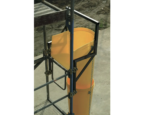 Bauschuttrutsche mit Auffangbehälter am Baugerüst