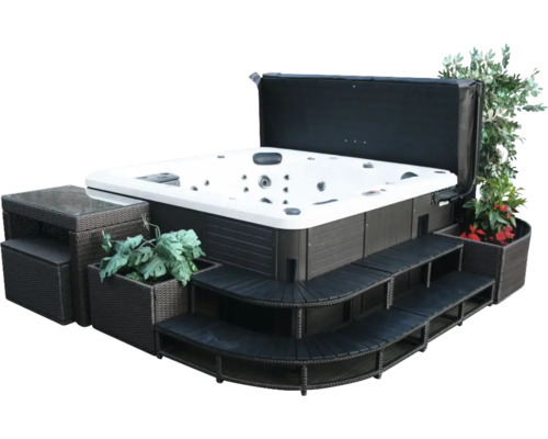 Whirlpool mit Abdeckung, Treppe und Pflanzkästen aus Rattan