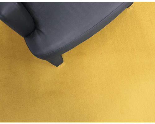 Detailaufnahme von Sesselbein und Teppich