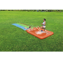 Wasserspielbahn mit Kindern auf einer Rasenfläche