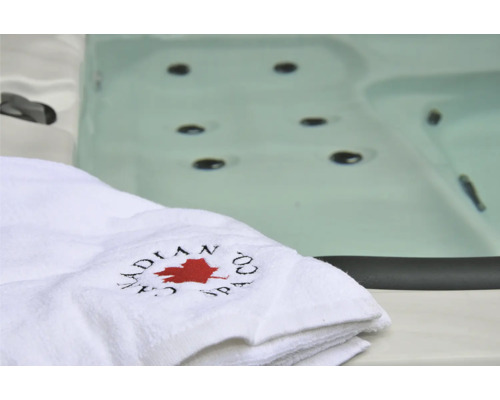 Detailansicht eines Whirlpools mit Handtuch und Canadian Spa Logo