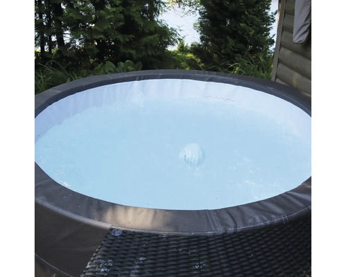 Aufblasbarer Whirlpool im Garten mit Wasser gefüllt.