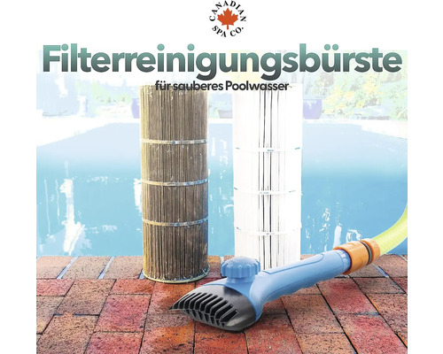Filterreinigungsbürste für sauberes Poolwasser neben zwei Poolfiltern