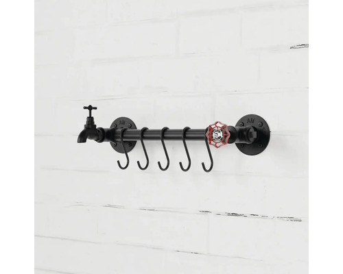 Handtuchhalter im Industriedesign mit Wasserhahn und fünf Haken