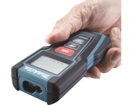 Hand hält Makita Laser-Entfernungsmesser