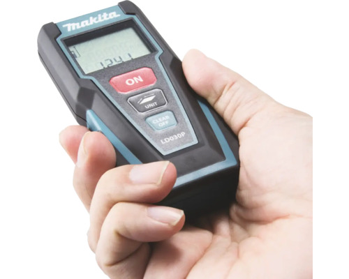 Makita Logo. Eine Hand hält einen Makita LD030P Laser-Entfernungsmesser.