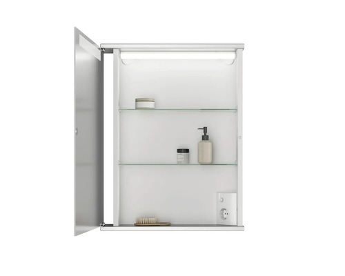 Geöffneter Spiegelschrank mit Beleuchtung, Glasablagen und Steckdose für das Badezimmer.