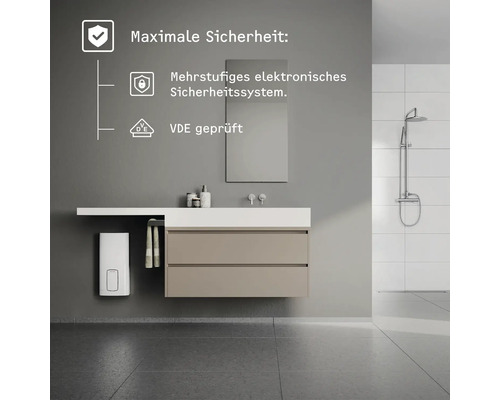 Badezimmer mit Waschbeckenunterschrank, Spiegel, Dusche, Warmwasserspeicher und Hinweisen zu Sicherheitsmerkmalen