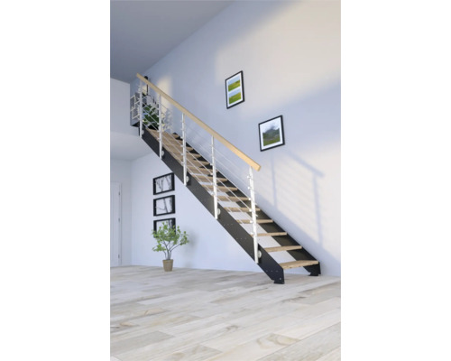 Treppe mit Holzstufen, Metallgeländer und heller Holztreppe in einem modernen Haus.