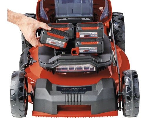 Aufsitzrasenmäher mit eingesetztem Akku