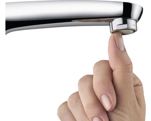 Einhandmischer mit Finger der eine Wartung durchführt