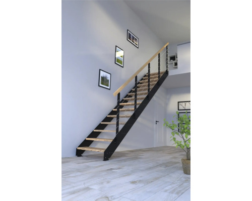 Treppe mit Stahlwangen und Holzstufen in einem hellen Raum.