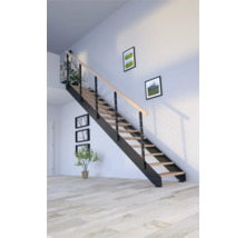Treppe mit Holzstufen, Metallgeländer und seitlicher Bepflanzung in einem hellen Raum
