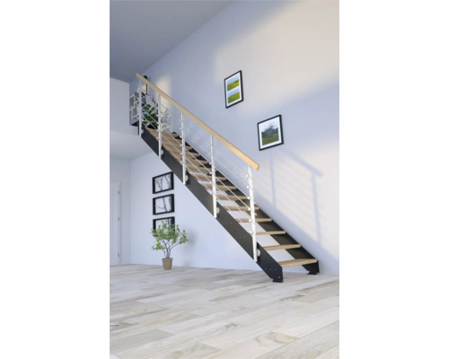 Treppe mit Holzstufen und Metallgeländer in einem hellen Raum.