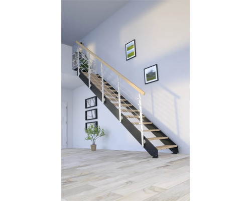 Treppe mit Metallwangen, Holzstufen und Geländer im Innenraum