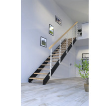 Treppe mit Holzstufen, Metallrahmen und Holzgeländer in einem hellen Raum