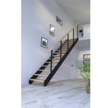 Treppe mit Holzstufen und Metallrahmen im Innenraum