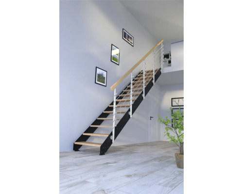 Treppe mit Holzstufen, schwarzem Treppengerüst und silberfarbenem Geländer in einem hellen Raum.