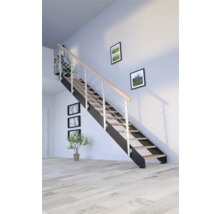 Treppe mit Metallgeländer und Holzstufen in einem hellen Raum