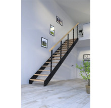 Treppe mit Holzstufen und Metallgeländer im Innenraum.