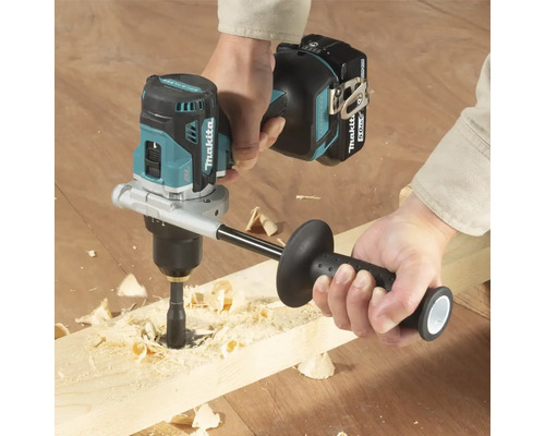 Akkubohrmaschine im Einsatz beim Bohren in ein Holzbrett