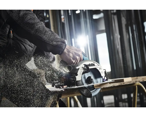 Makita Handkreissäge im Einsatz beim Holzzuschnitt