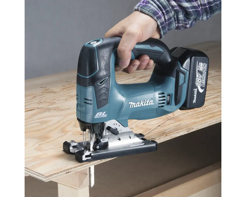 Akkustichsäge von Makita beim Schneiden von Holz