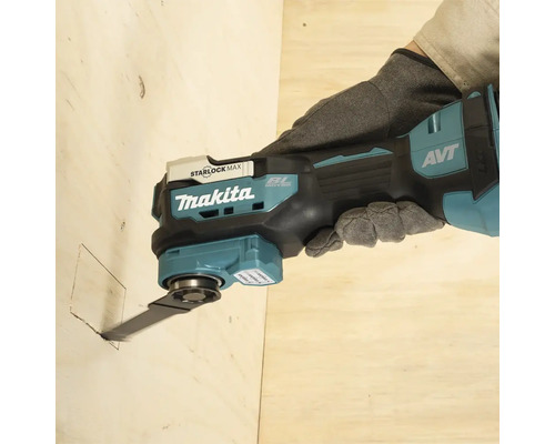 Makita Multifunktionswerkzeug im Einsatz zum Schneiden eines Lochs in Holz