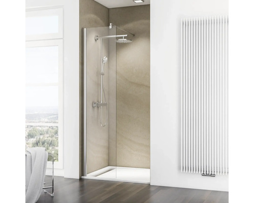 Begehbare Dusche mit Glastrennwand, Duschkopf und Handbrause in einem Badezimmer.