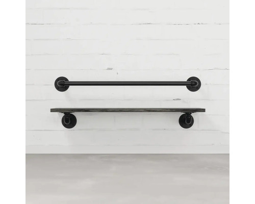 Regal und Handtuchhalter aus Metallrohren an einer Wand