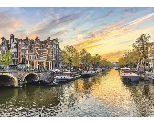Amsterdam Kanalansicht mit Gebäuden und Booten