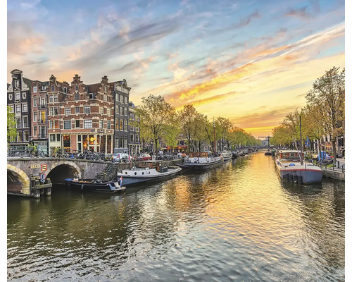 Ansicht von Amsterdam mit Kanal, Hausbooten und Gebäuden unter einem Abendhimmel