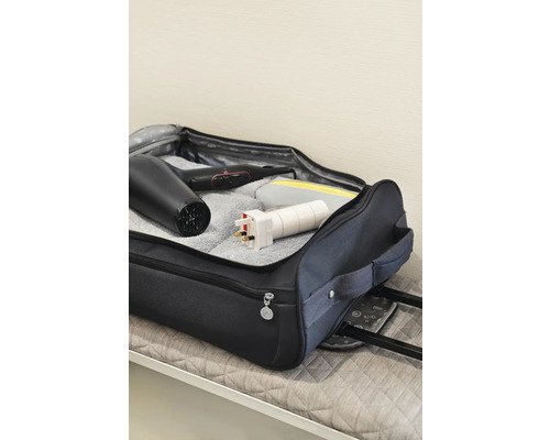 Offener Trolley mit Haartrockner, Glätteisen, Adapter und Kosmetiktasche