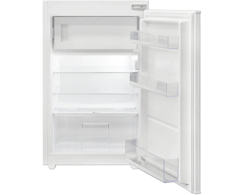 Offener, weißer Kühlschrank mit Glasablagen und Türfächern.