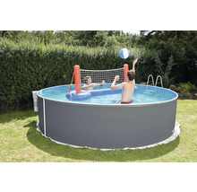 Aufstellpool mit Volleyballnetz und spielenden Personen im Garten.