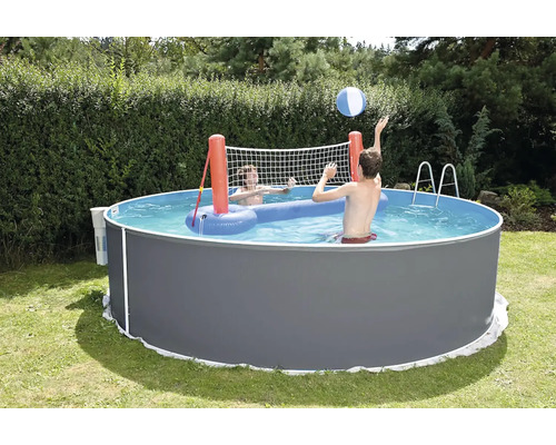 Aufstellpool mit Volleyballnetz und spielenden Personen im Garten.