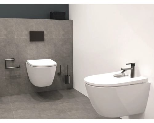 Badezimmer mit wandhängendem WC und Bidet, Armatur, Betätigungsplatte, Toilettenbürste und Papierhalter