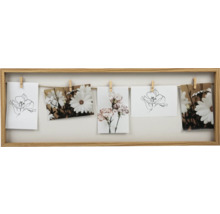 Dekorativer Bilderrahmen mit Fotos, die an einer Schnur mit Klammern befestigt sind