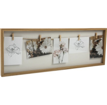 Fotorahmen mit Holzrahmen und Fotos an einer Kordel mit Wäscheklammern befestigt