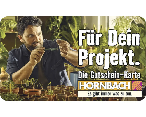 Mann mit Setzlingen und Gartenschere vor Pflanzen und dem Text Für Dein Projekt. Die Gutschein-Karte. Hornbach Logo.