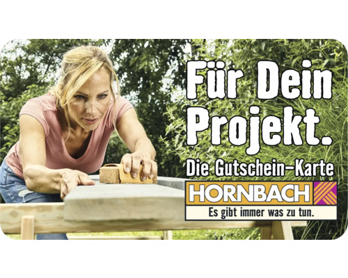 Frau schleift Holzbrett für ihr Projekt mit Hornbach Gutschein-Karte