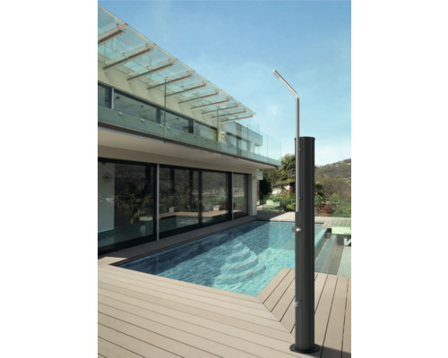 Gartenszene mit Außendusche aus Metall neben einem Pool