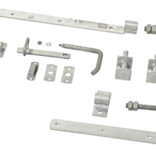 Torriegel-Set mit verschiedenen Metallbeschlägen und Befestigungsmaterialien.