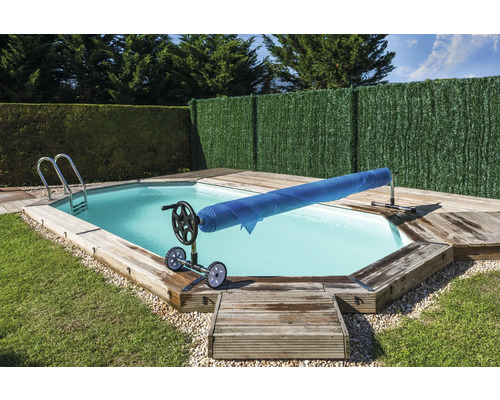 Schwimmbad mit Poolabdeckung auf einer Aufrollvorrichtung und einer Leiter